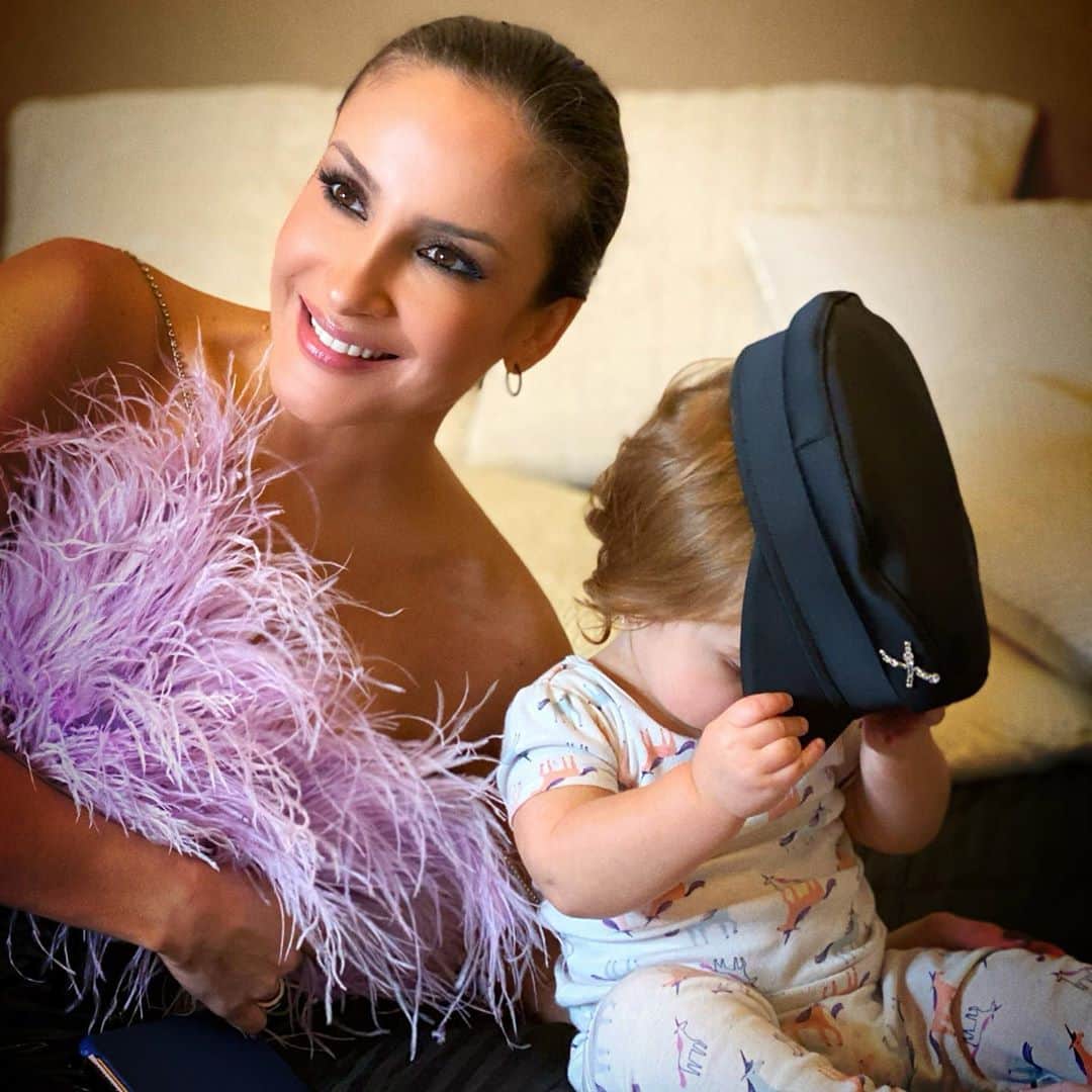 Claudia Leitteのインスタグラム：「Tentei fechar o feed, pra ficar bonito, mas, essa repetição limitou minha criatividade pra legendas. 🥴 Dá uma uma dica do que eu poderia escrever sobre esta foto, usando o verbo RODOU, aí nos comentários, na moral! Rs Ah! Assista ao Clipe de #Rodou! Tá lindão! A música é massa!」