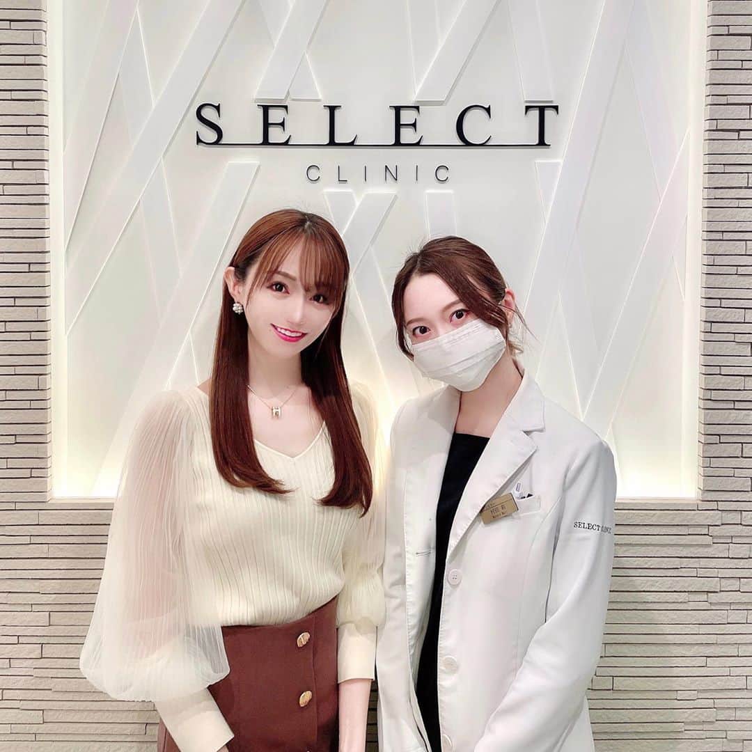 のインスタグラム：「まりもちゃん @murata_mari がカウンセラーをしているセレクトクリニック @selectclinic で、いつものお肌メンテナンスしてきました💆🏻‍♀️💗✨  ピコレーザーは続けていくほど毛穴やニキビ跡、くすみなどに効果があって、ピーリングは古い角質を取り除きます✨✨  最後にセレクトクリニックのオリジナルパックでたっぷり潤い補給して、 毎日飲む美肌の内服薬３種類も また１ヶ月分購入しました❤️  まりもちゃん、いつもありがとう& クリニックの皆様いつもありがとうございます😊❣️  シアースリーブが可愛いトップスは 前にも載せた @royalparty_official です☺️🎀  #美容 #美肌 #クリニック #表参道 #royalparty #ロイヤルパーティー」