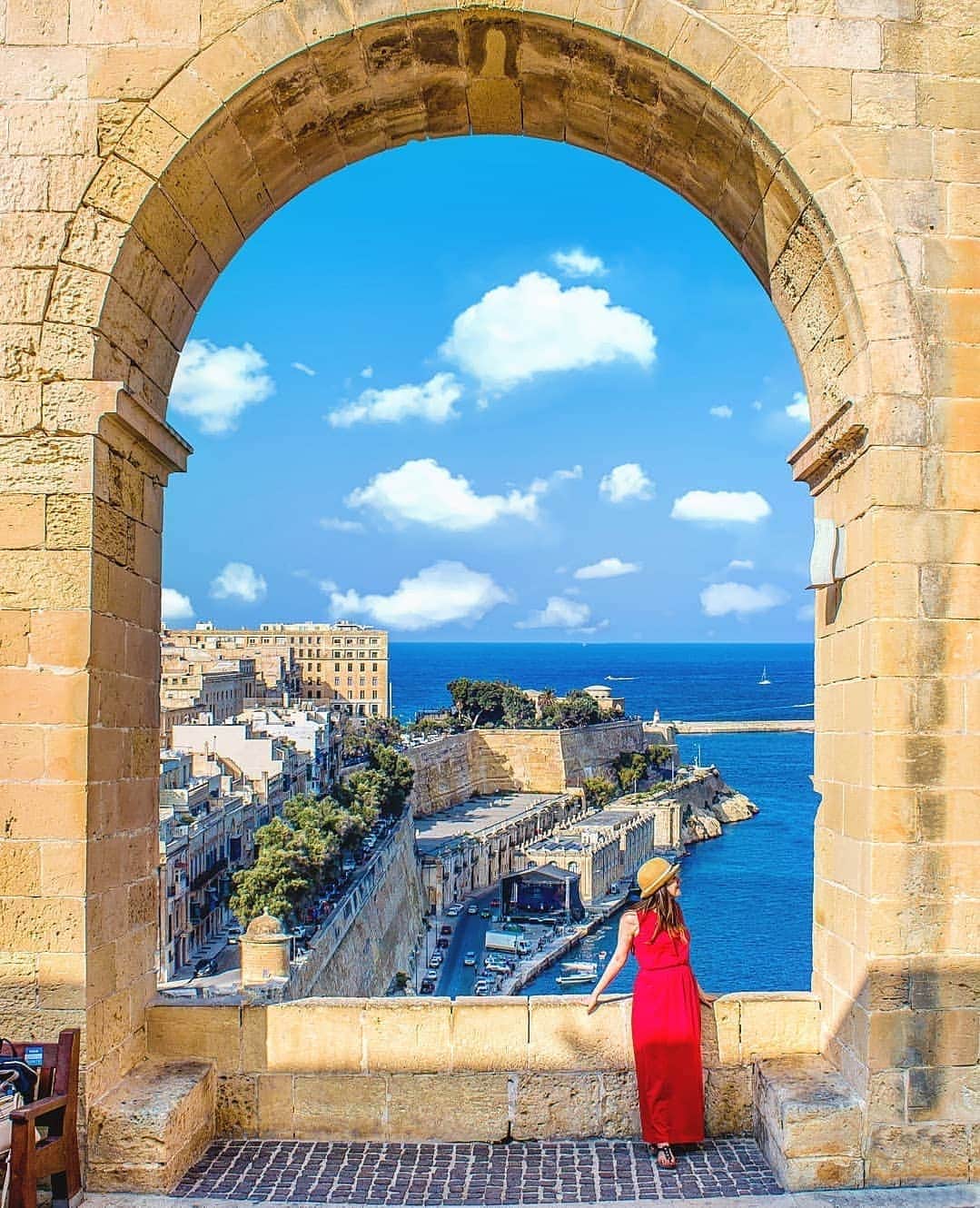 BEAUTIFUL DESTINATIONSさんのインスタグラム写真 - (BEAUTIFUL DESTINATIONSInstagram)「Got 24 hours in Malta? 🇲🇹 Bookmark these neat BD tips for your Mediterranean adventure—there's not a minute, meal, and moment to spare! 📝  1. Go sightseeing and shopping in Valletta. 2. Pay a visit to St. John Co-Cathedral. 3. Explore Ħaġar Qim and Mnajdra. 4. Swim, snorkel, or sunbathe at Balluta Bay. 5. Wander around Saint Julian’s island-town vibe.  6. Have coffee along the Portomaso Marina. 7. Ride a boat or ferry to The Three Cities. 8. Immerse in The Three Cities' old-town charm. 9. Witness sweeping vistas at the Upper Barrakka Gardens. 10. Indulge in Mediterranean cuisine at Mdana's restaurants.  What else do you think we should do, see, and eat in Malta?  📸 @ournextflight 📍 Malta」11月9日 0時09分 - beautifuldestinations