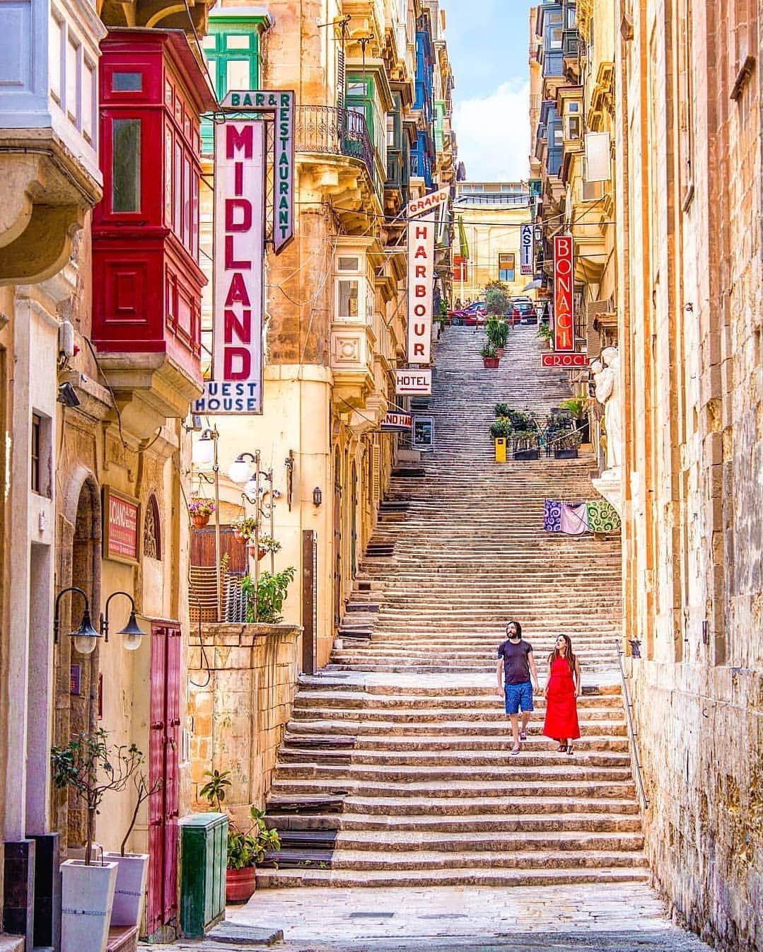 BEAUTIFUL DESTINATIONSさんのインスタグラム写真 - (BEAUTIFUL DESTINATIONSInstagram)「Got 24 hours in Malta? 🇲🇹 Bookmark these neat BD tips for your Mediterranean adventure—there's not a minute, meal, and moment to spare! 📝  1. Go sightseeing and shopping in Valletta. 2. Pay a visit to St. John Co-Cathedral. 3. Explore Ħaġar Qim and Mnajdra. 4. Swim, snorkel, or sunbathe at Balluta Bay. 5. Wander around Saint Julian’s island-town vibe.  6. Have coffee along the Portomaso Marina. 7. Ride a boat or ferry to The Three Cities. 8. Immerse in The Three Cities' old-town charm. 9. Witness sweeping vistas at the Upper Barrakka Gardens. 10. Indulge in Mediterranean cuisine at Mdana's restaurants.  What else do you think we should do, see, and eat in Malta?  📸 @ournextflight 📍 Malta」11月9日 0時09分 - beautifuldestinations