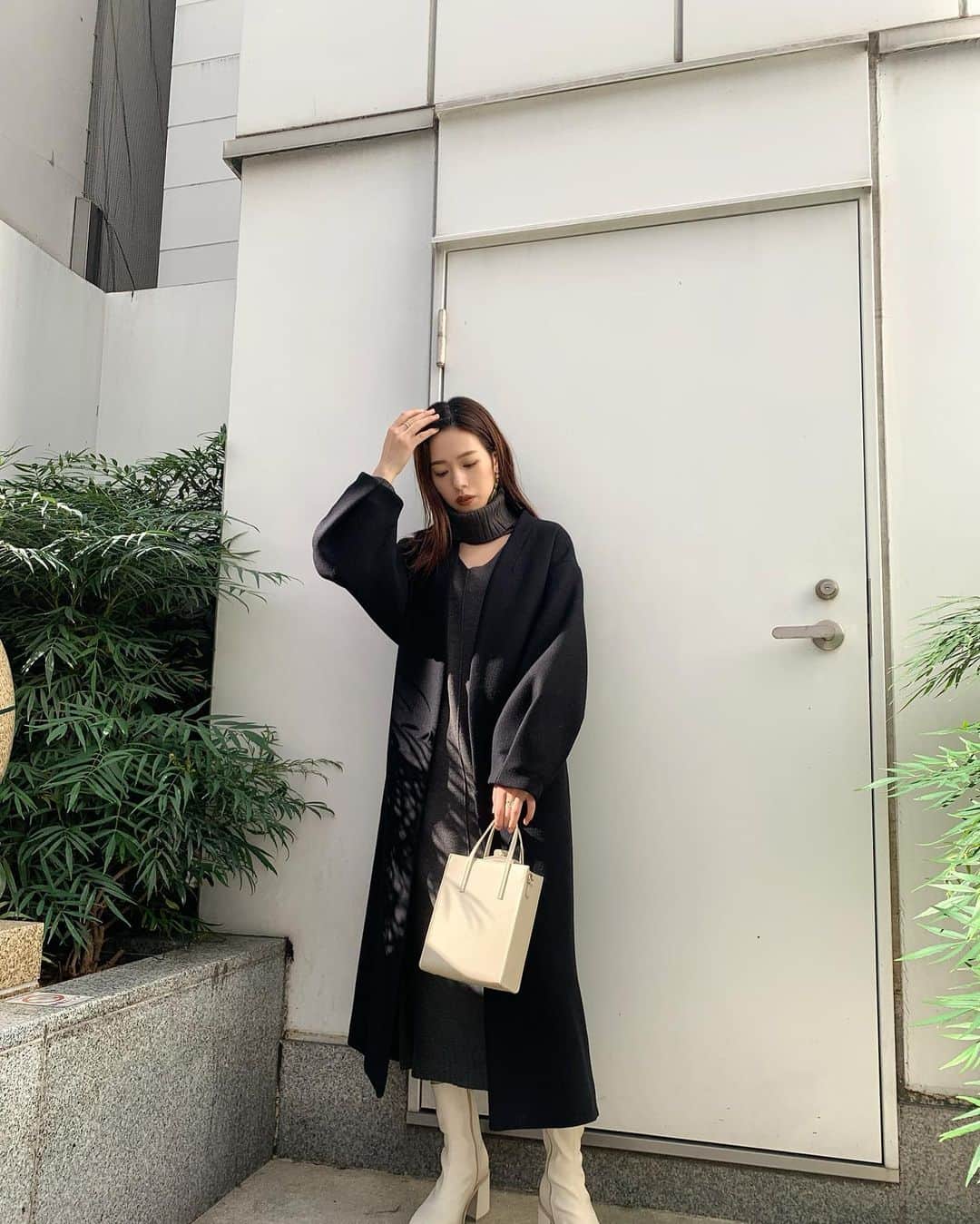 上地雅弥 MURUAのインスタグラム：「人気のムートンに並んで、こちらのコートも大人気です💗 #ノーカラーファインウールコート  この軽さは冬のストレスとおさらば出来ます🥺 . コートって重いやつ多いから、毎年冬肩こりに悩まされるんだよなぁ。。 . 今年は軽くて暖かくて、上質で可愛いアウターがMURUAはたくさんです☺️☺️ . . 月初はいつもバタバタで気づいたら1週間投稿してなかった😭😭😭 . . #murua #murua_official #murua_by_staff #アウター #コート #ノーカラーコート」