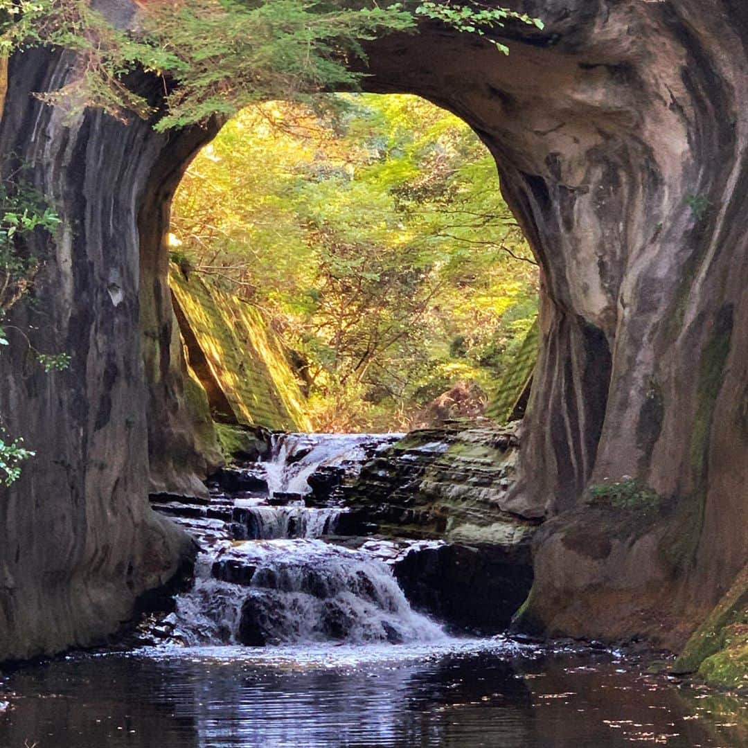 鈴木ゆまさんのインスタグラム写真 - (鈴木ゆまInstagram)「千葉県君津市濃溝の滝の「亀岩の洞窟」🐢 ジブリの世界を彷彿させるとかさせないとか笑 早朝にハートが見えるらしく、昼に行ったのであまり期待はしてなかったけど、壁にまる穴が空いてるのは不自然で、不思議でした。 穴の向こうから、何か出てくるのには最高のステージやね❤  #濃溝の滝  #亀岩の洞窟  #ジブリ  #旅行  #gotoキャンペーン」11月9日 0時10分 - yumayuma728