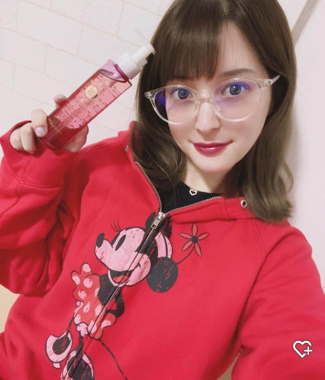 渡辺茉莉絵のインスタグラム：「#お風呂上がり にこんにちは🥺💗 (すっぴんガチメガネにアプリで眉毛とか足しました🙊🙊笑) 暇なので最近使っている#ヘアオイル 紹介してみる🐰💕笑 ここ最近はお気に入りのオイルに加えて#美容院 の#アフロート の#宮村浩気 さんが監修した#FEM をローテーションしながら使ってみてるよん♡♡ このオイル、髪の毛だけじゃなくてこれから#乾燥 が気になってくる全身の#ボディケア や#アルコール消毒 でかっさからになった手の#ハンドケア にも使えるものだからところ構わず塗りたくってみてるよ🥰💗 香りも爽やかだしおすすめ🌹💭 あと乾いた髪に使うと簡単に#濡れ髪 が作れるからそこもおすすめポイント♡  #フェムヤワ #FEMYAWA #AFLOAT #ヘアアレンジ #モテ髪 #ウェットヘア #ヘアケア #ヘアトリートメントオイル #wethair #hairoil #美容師おすすめ #maro_post #サロモ」