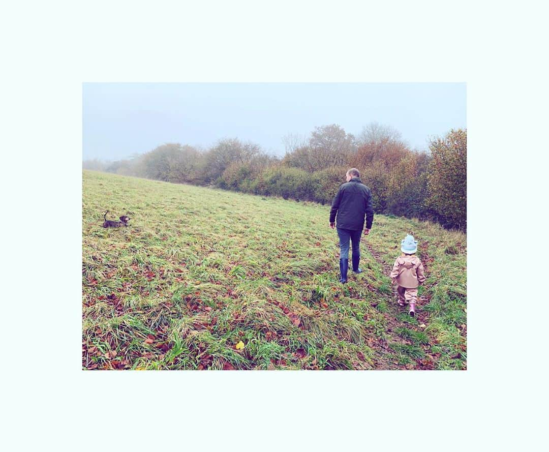 ダイアナ湯川さんのインスタグラム写真 - (ダイアナ湯川Instagram)「Post roast Sunday stroll ❤️  . . . #sunday #sundayroast #walk #foggy #hubby #daughters #family #love #sundayvibes #weekend」11月9日 5時42分 - diana.yukawa