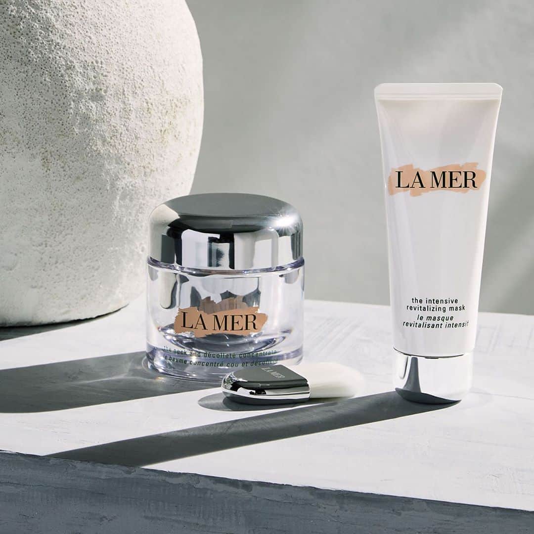 ドゥラメールのインスタグラム：「Ground your day in skincare crafted with Lime Tea Concentrate that helps neutralize free radicals and protect skin from environmental stress and pollution. (And as always, never forget your neck.)」