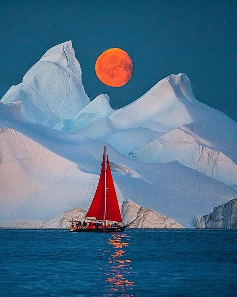 Canon Photographyさんのインスタグラム写真 - (Canon PhotographyInstagram)「A full moon in Greenland!  Photography // @agpfoto Curated by @steffeneisenacher  #greenland #greenlandpioneer #ilulissat #fullmoon #yacht #icebergs」11月9日 0時25分 - cpcollectives