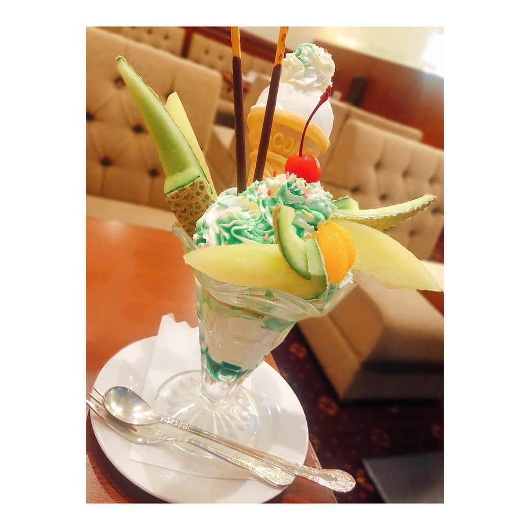 のインスタグラム：「. めろんパフェ🍈🍈 . あいすがコーンごと どどどーんとささっております！ . . 喫茶店すきでよく行きます。 のんびりした時間がながれるし レトロな雰囲気が落ち着くんですよね♡ . 今日はおやすみで1日お出かけできて楽しかったです！ いいリフレッシュになりました☺️いえい . . . #喫茶店 #おやすみの日 #メロンパフェ #sweet  #パフェ #メロン #🍈 #🍦」