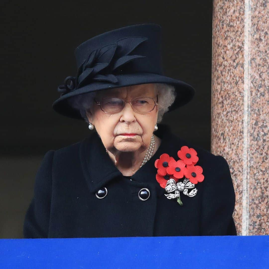 ロイヤル・ファミリーさんのインスタグラム写真 - (ロイヤル・ファミリーInstagram)「“May the memory of their sacrifice and bravery remain with us always.”  Her Majesty The Queen led the nation in remembrance to all those who have died in two world wars and other conflicts at the #RemembranceSunday service at the Cenotaph.  The Prince of Wales laid a wreath at the Cenotaph on behalf of The Queen this #RemembranceDay A wreath was also laid on behalf of The Duke of Edinburgh. The Duke of Cambridge, The Earl of Wessex, The Princess Royal and The Duke of Kent all laid wreaths at the Cenotaph which serves as a national shrine to the memory of all lives lost in war.  The Duchess of Cornwall, The Duchess of Cambridge, The Countess of Wessex and Vice Admiral Sir Tim Laurence joined Her Majesty to watch the service from the balcony of the Foreign, Commonwealth and Development Office building.   #WeWillRememberThem #LestWeForget  Photograph ©1-8 @pa, 9 © @markacuthbert」11月9日 0時35分 - theroyalfamily