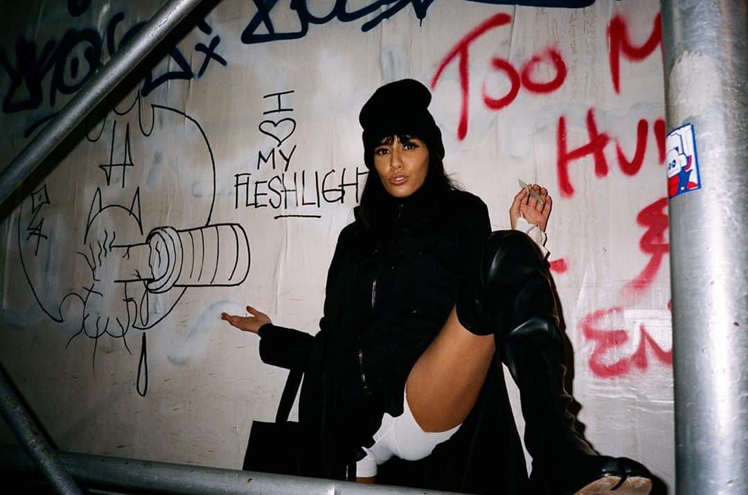 Janice Griffithのインスタグラム：「buy my fleshlight at fuck janice dot com 💫」