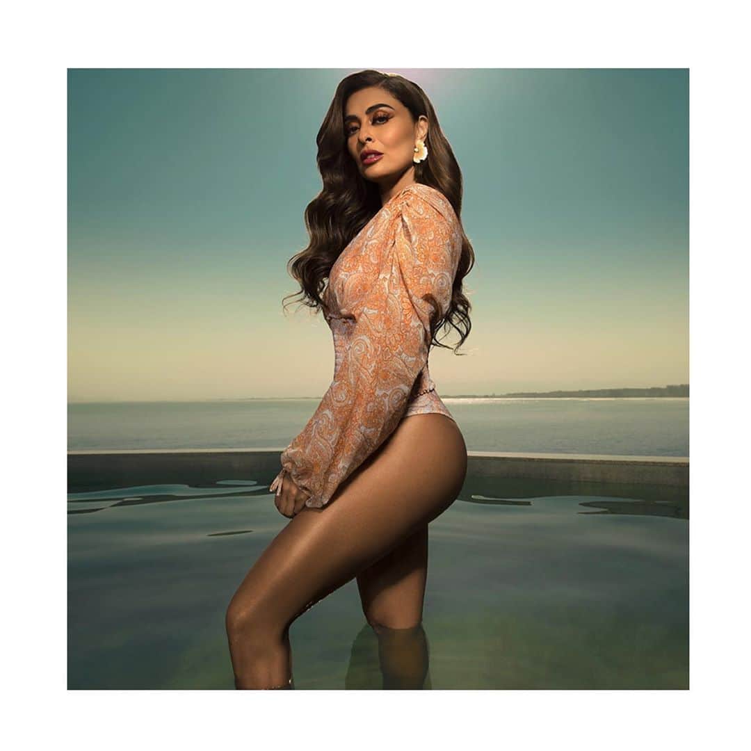 ジュリアナ・パエスのインスタグラム：「Como é bom se sentir bem consigo mesma, não é?! Estar feliz, sorridente, cheia de luz e vestindo aquele look favorito que valoriza a nossa beleza natural, como esse body da nova coleção Verão 21 @lancaperfume. E você, já se amou hoje? ❤️ #lancaperfume」