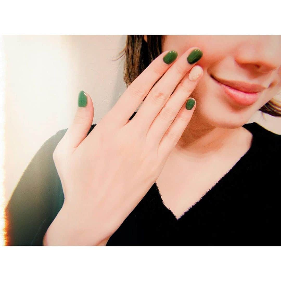 沙央くらまさんのインスタグラム写真 - (沙央くらまInstagram)「久々のネイル💅 今年初かもしれない！ 皆さま最近のネイルはなにがトレンドかな？ マグネットジェルが流行っているらしいですよー。 わたしは#ソフトジェル　で #スモーキーグリーン #ベージュ　に#金箔　と#雫　を少し。 やはりネイルは気分が上がる！ おススメの色教えてください❤︎  #沙央くらま #ネイルデザイン」11月9日 0時50分 - kurama_sao