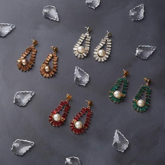 チャンルーのインスタグラム：「Merry and bright new things 🌟Our Holiday Collection is here, with beautiful pieces that will make the season sparkle. Link in bio to shop!」