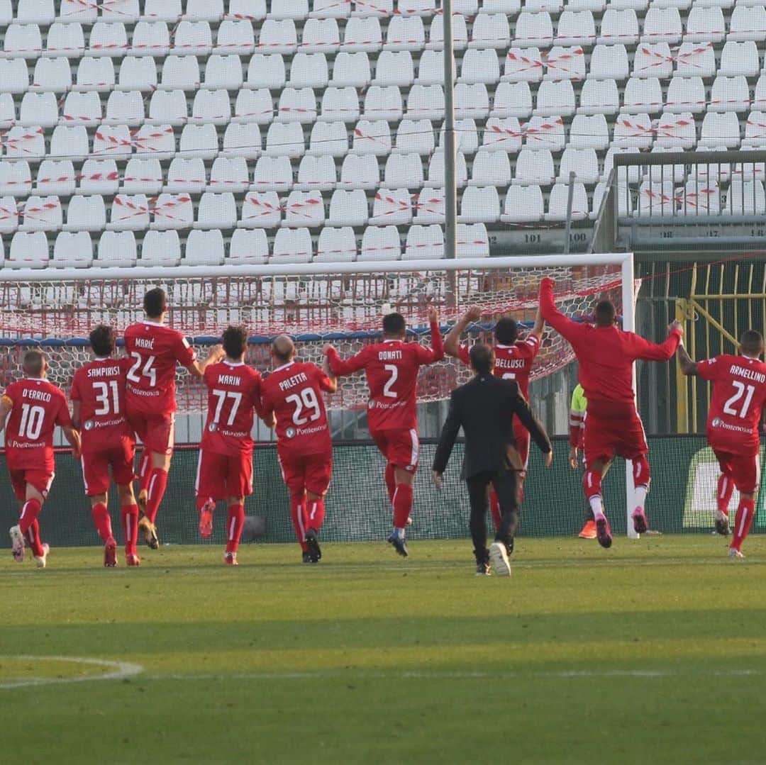 ジュリオ・ドナーティのインスタグラム：「Prima vittoria a casa nostra!! Adesso ricarichiamo le energie per continuare ad inseguire il nostro obiettivo!! #chicicrede #forzamonza #football #3points #monzafrosinone #adidas」