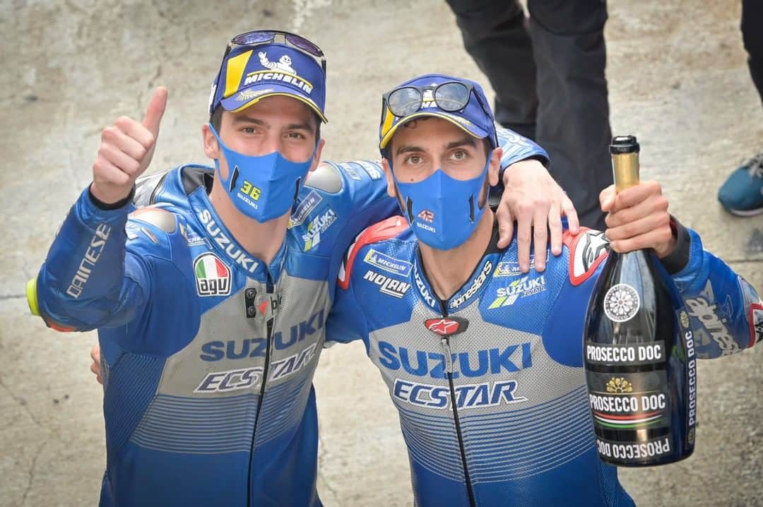 MotoGPさんのインスタグラム写真 - (MotoGPInstagram)「Teamwork makes the dream work! 💙 Today at the #EuropeanGP 🇪🇺 race  @joanmir36official and @alexrins took the first P1-P2 for @suzukimotogp since the 1982 #GermanGP! 💪 What a dream team! #MotoGP #M1R」11月9日 0時45分 - motogp