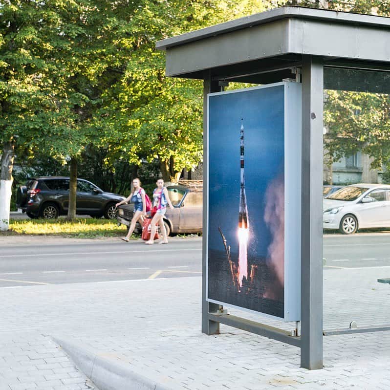 高松聡のインスタグラム：「星の街はごく普通のロシアの街にしか見えないんだけど、ごく稀に宇宙感ある風景がある。 そして、星の街には中学校もある。バス停の写真を撮りまくる日本人の不審者を怪訝な顔で見る女子中学生ふたり。  #satoshitakamatsu# dream  #failure  #space #iss #soyuz #crewdragon #spacex #boeing #starliner  #starcity #russia #nasa #art #exbition」