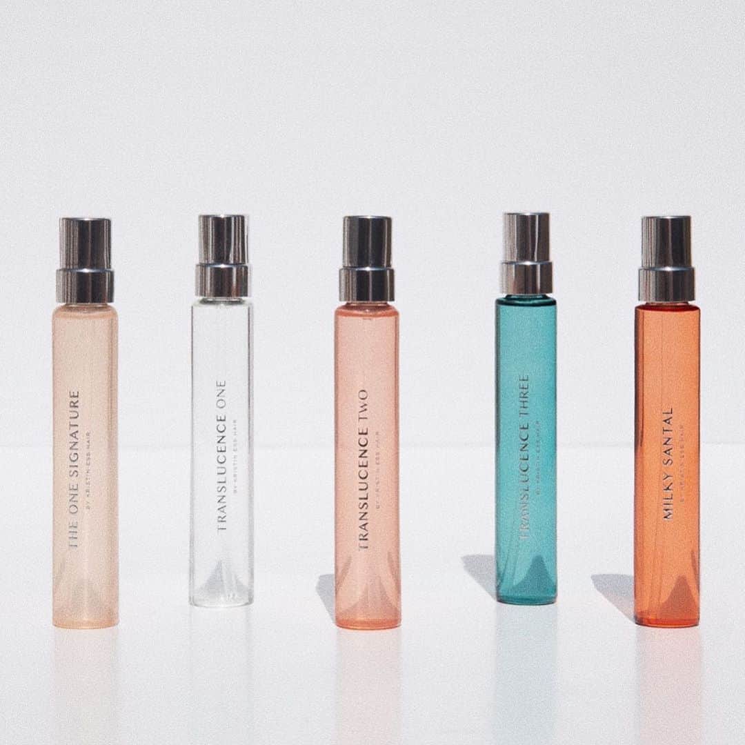 Kristin Essのインスタグラム：「TODAY IS THE DAYYYY 🎉 For those of you wondering about the notes in each individual scent in the Fragrance Discovery Set... 🤍⁣ ⁣ 𝐓𝐇𝐄 𝐎𝐍𝐄 𝐒𝐈𝐆𝐍𝐀𝐓𝐔𝐑𝐄 ⁣⁣⁣ notes: ambrette seed, magnolia, pear water, night violet, orris butter, new caledonia sandalwood + white amber.⁣⁣⁣ (this fragrance can be found in the signature collection) ⁣⁣⁣ ⁣⁣⁣ 𝐓𝐑𝐀𝐍𝐒𝐋𝐔𝐂𝐄𝐍𝐂𝐄 𝐎𝐍𝐄⁣⁣⁣ notes: sheer blonde wood, iso e super, ambroxan + white amber. ⁣⁣⁣ (not currently featured in any products but you might remember this from holiday 2019)⁣⁣⁣ ⁣⁣⁣ 𝐓𝐑𝐀𝐍𝐒𝐋𝐔𝐂𝐄𝐍𝐂𝐄 𝐓𝗪𝐎⁣⁣⁣ Notes: pink pepper, apple, blonde tobacco, gardenia, white cedarwood + palo santo. ⁣⁣⁣ (this fragrance can be found in the clarifying shampoo) ⁣⁣⁣ ⁣⁣⁣ 𝐓𝐑𝐀𝐍𝐒𝐋𝐔𝐂𝐄𝐍𝐂𝐄 𝐓𝐇𝐑𝐄𝐄⁣⁣⁣ notes: coconut water, transparent water lily, iso e super, sheer blonde wood, palo santo + ambroxan. ⁣⁣⁣ (this fragrance can be found in the scalp collection) ⁣⁣⁣ ⁣⁣⁣ 𝐌𝐈𝐋𝐊𝐘 𝐒𝐀𝐍𝐓𝐀𝐋 ⁣⁣⁣ notes: transparent jasmine, bourbon vanilla, blonde tobacco, sandalwood cream + ambrette seed. ⁣⁣⁣ (this fragrance can be found in the curl collection)」