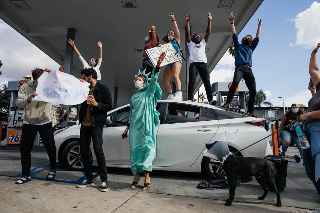 ローレン·ランドルフのインスタグラム：「This weekend is for joy in the streets with our neighbors. On Monday we get back to work...  #bidenharris2020」