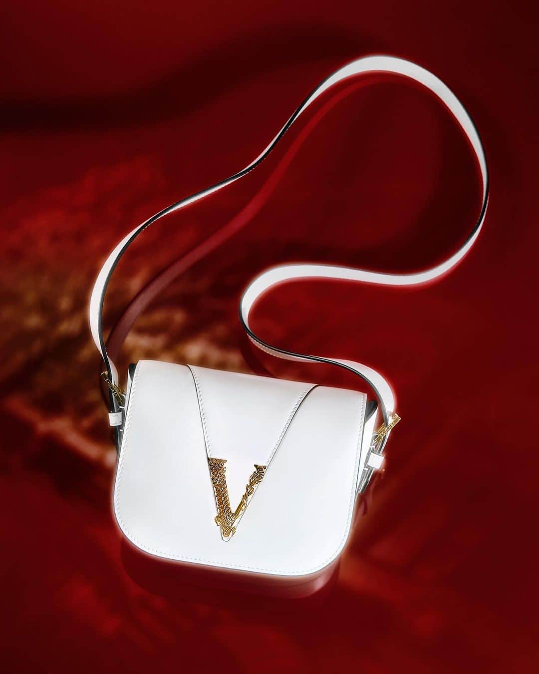 ジャンニヴェルサーチさんのインスタグラム写真 - (ジャンニヴェルサーチInstagram)「It’s in the bag - view festive gifts, including the #VersaceVirtus saddle bag, through the link in bio. #VersaceHoliday」11月9日 1時08分 - versace