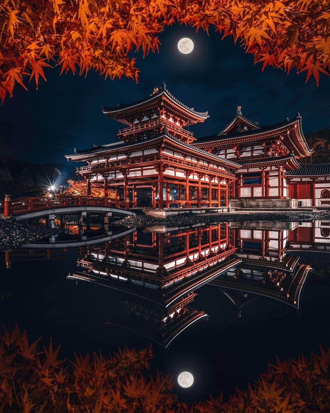 Discover Earthさんのインスタグラム写真 - (Discover EarthInstagram)「A stunning frame and reflection ! "Byodo-in is a temple in Kyoto Prefecture, Japan, built in about a thousand years ago. Today, the maple leaves here still glowed red in the night light. In the burnished mirror of the lake, they are counterfeited so brightly and so clearly. It's the autumn in Japan. 🍂"  💾  If you'd like to save this post, use your collections !   🇯🇵 #discoverjapan with @rkrkrk  . . . . #japanese ​#京都  #日本 ​#kyoto  #temple  #japan」11月9日 1時00分 - discoverearth