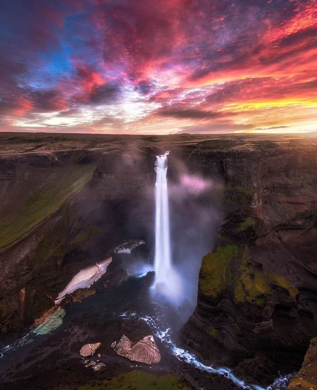 Earth Picsさんのインスタグラム写真 - (Earth PicsInstagram)「Cotton candy skies at Háifoss, Iceland 🇮🇸 by @madspeteriversen_photography」11月9日 1時00分 - earthpix