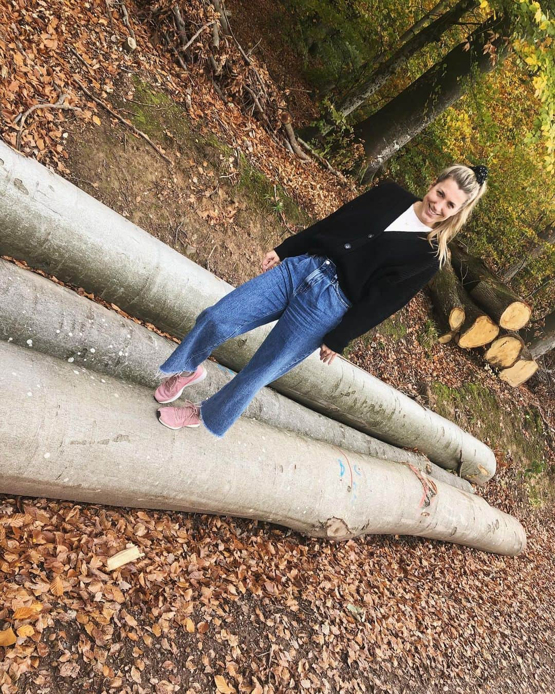 Verena Faisstのインスタグラム：「Schweersi auf nem Baumstamm posierend in der freien Natur 🍁 🍂  #datemitdernatur #durchatmen #allkdg #herbstliebe #wanderung #bittelächeln #haha #whatelsewecandozucoronazeiten」