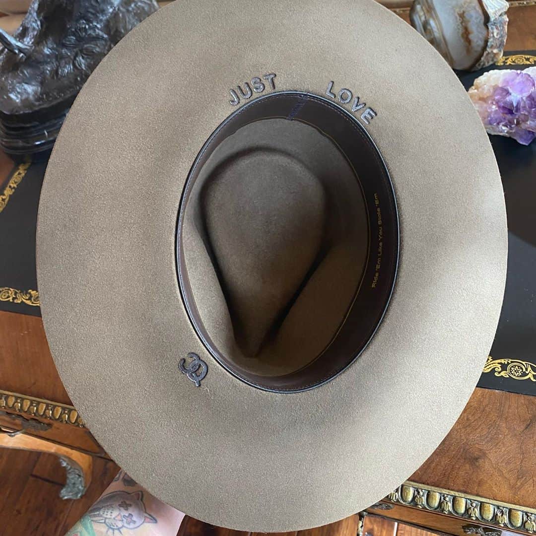 ルビー・ローズさんのインスタグラム写真 - (ルビー・ローズInstagram)「When your spirit says you need to find the quiet in the noise. You listen. Every time I come to Colorado I feel recharged and light. Which means I am ready to be of service again when I get home... Side bar - Also bought a cowboy hat, another guitar and I think I’m turning into a Coloradian CQ CO」11月9日 1時10分 - rubyrose