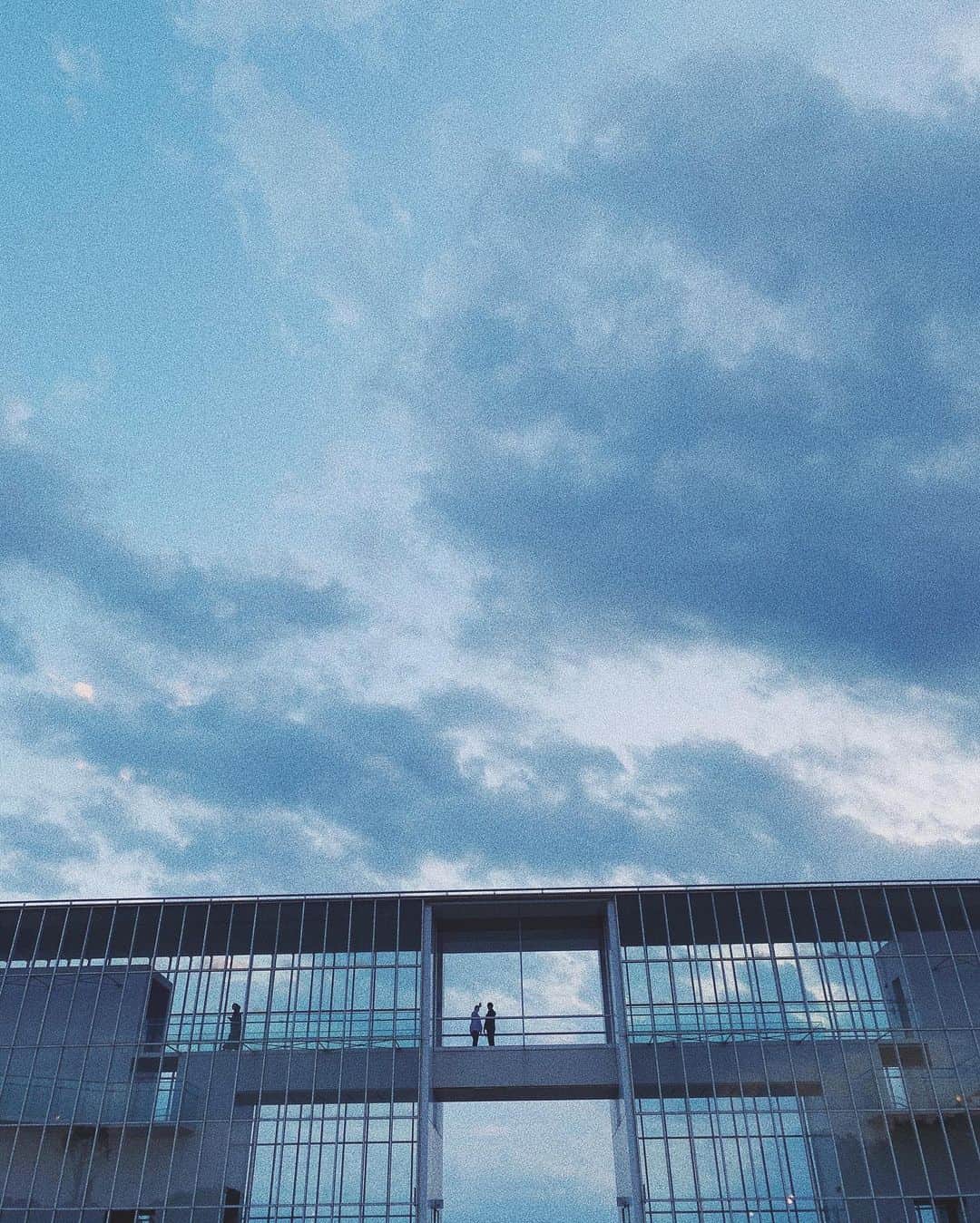 上原歩さんのインスタグラム写真 - (上原歩Instagram)「lovely sky🤍 空がすきで、空が見渡せる場所にいくのがすきです。  ___________________________  #love #life #sky #beautiful #sunday」11月9日 1時10分 - ayumiuehara