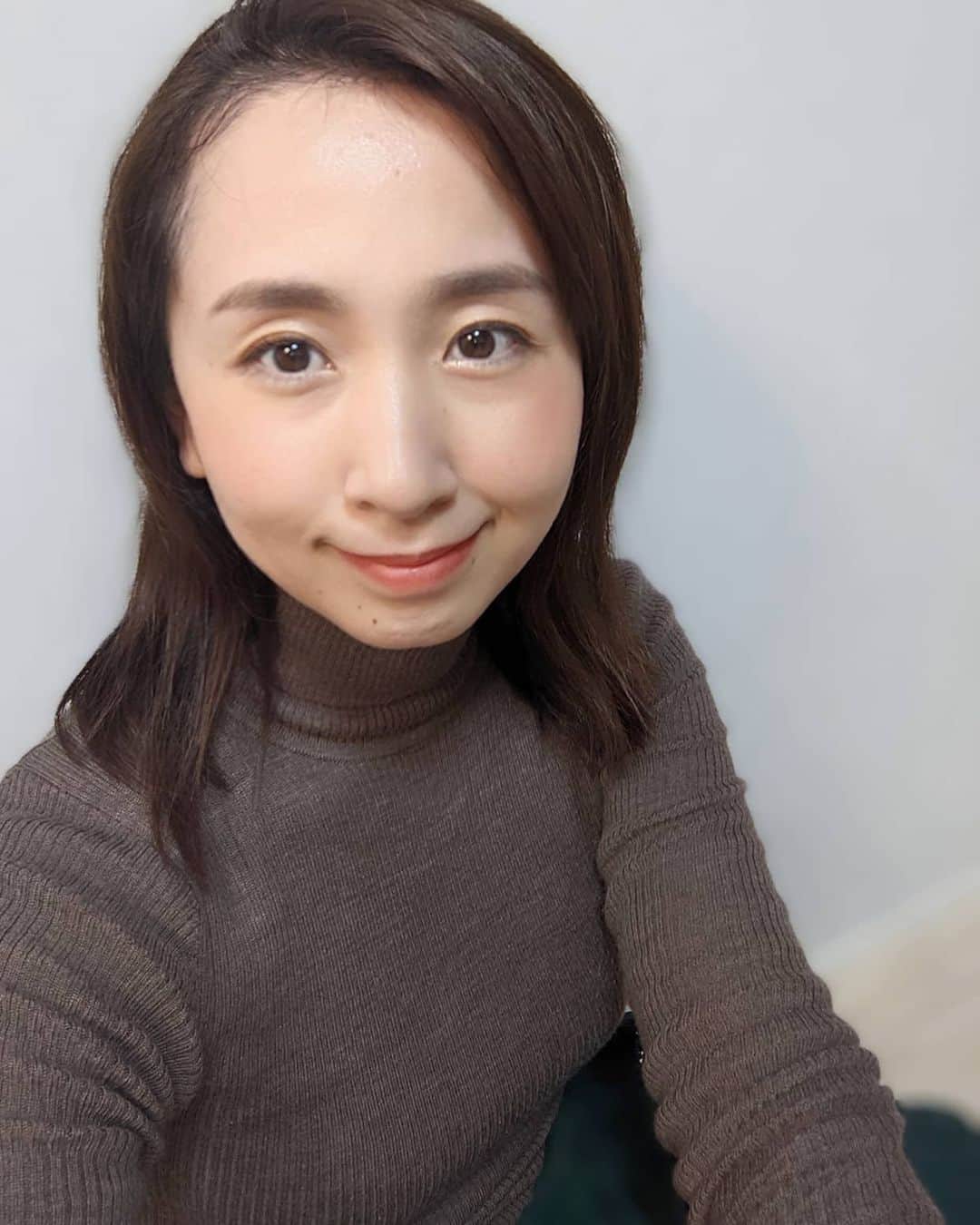小野恵美のインスタグラム：「南青山の眉専門サロンBrow Bar Tokyo @browbartokyo に行ってきました✨  子育てとマスク生活でメイクもお手入れも手抜きになっていましたので、しっかり整えてもらいました！  やっぱり眉は顔の印象を左右するので、表情も明るくなるし、メイクの時短にもなって大満足🥰  私はナチュラルな眉をオーダー。 ボサボサも左右差もなくなって、プロにお任せして良かった✨  一対一のプライベートサロンなのでリラックスできました！子連れも可能だそうですよ😌 これからもお手入れがんばろっ！  担当の岩崎さん @saki_eyestylist ありがとうございました😍✨✨  #browbartokyo #eyebrows #eyebrow #眉毛メイク #眉サロン #美容 #自分磨き #南青山」