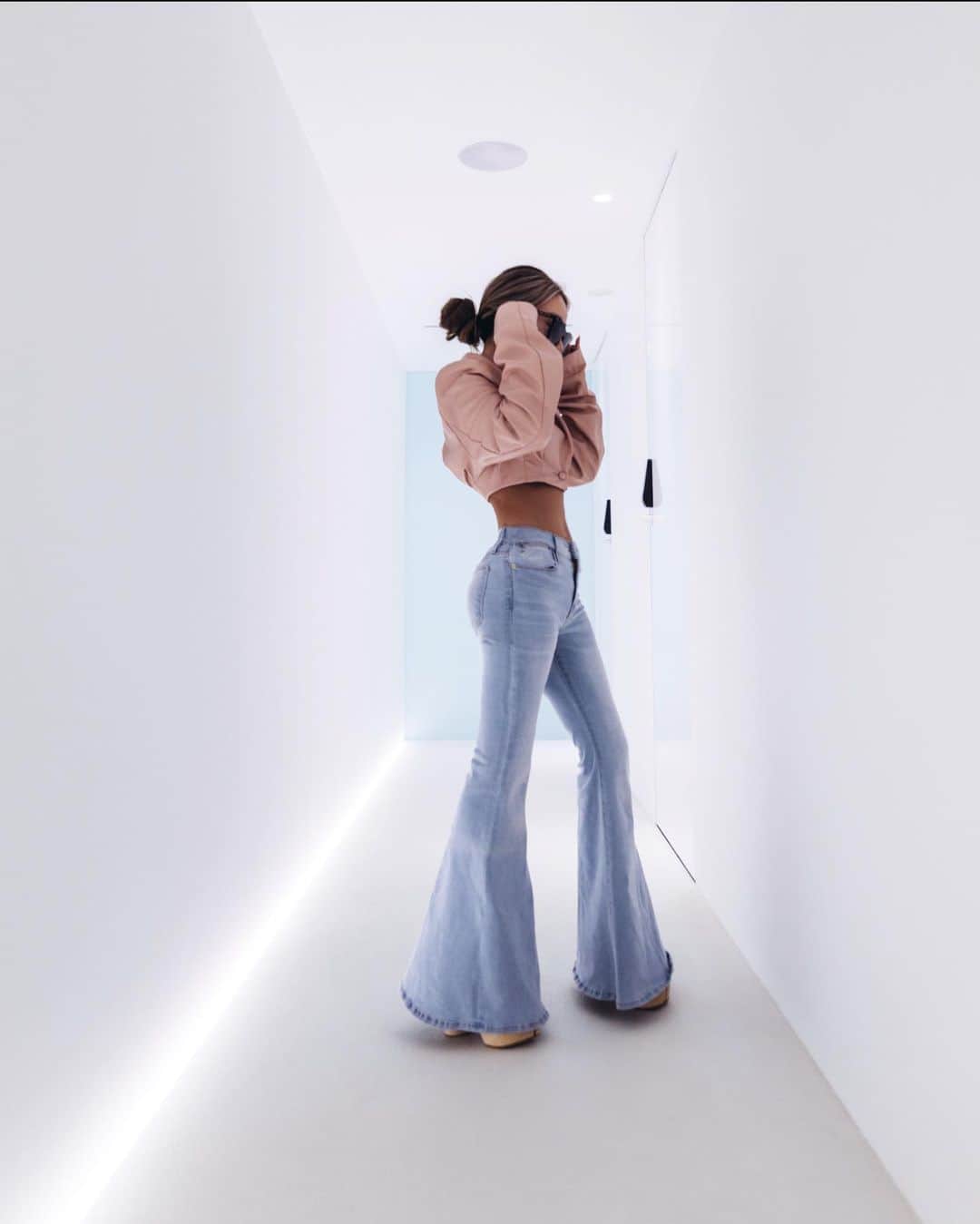 MARISのインスタグラム：「My favorite style so far 🤍Love short jacket+flare pants🤍 location @emilnakijin フレアが本当好き💗 #fashion #ootd #love #body #ファッション #okinawa #japan #私服　#秋冬　#コーデ　#沖縄　#pink #デニム」