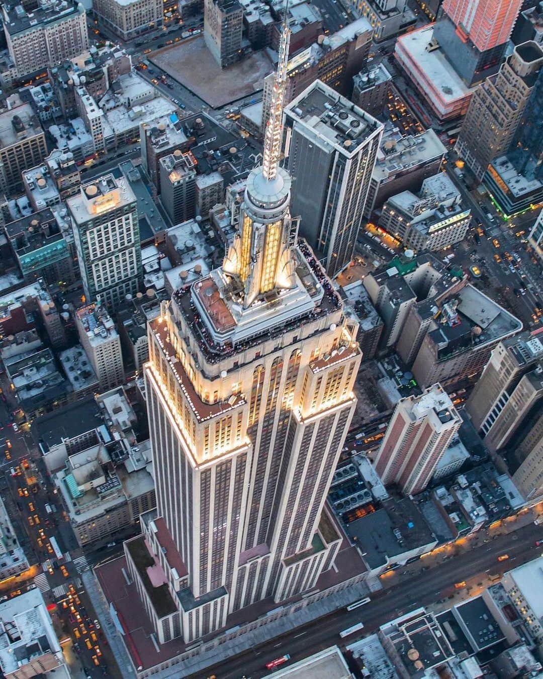 Empire State Buildingさんのインスタグラム写真 - (Empire State BuildingInstagram)「The one thing you’re bound to see in every NYC film & show is the iconic yellow cab—a symbol of NYC for decades! 🚕  ⠀⠀⠀⠀⠀⠀⠀⠀⠀  BUT… did you know that prior to New York adopting the yellow color in 1912, many cabs were red & green?  ⠀⠀⠀⠀⠀⠀⠀⠀⠀  📷: @dbarrera1975 #EmpireStateBuilding  ⠀⠀⠀⠀⠀⠀⠀⠀⠀  You can see NYC’s cabs from the top of our tower—stop by 11AM-10PM daily!」11月9日 1時25分 - empirestatebldg