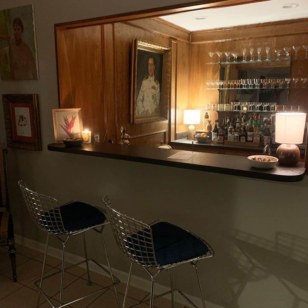 ジェーン・アルドリッジのインスタグラム：「Jeff had the genius idea to turn our 70s era built-in bar into an at-home bar experience, complete with menus, ice buckets, and all the best snacks we could find in the freezer section 😹❤️ this was the most fun I’ve had all quarantine! Much to celebrate this weekend, hope you all had a great one 🎉」