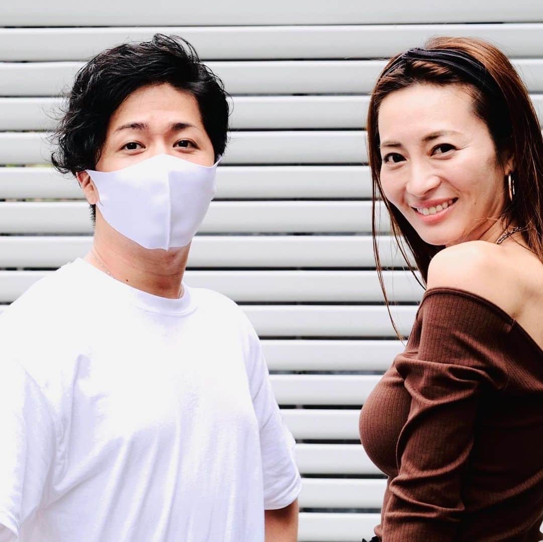のインスタグラム：「会社でバッタリ会った同級生。 相変わらず声のボリュームがおかしかった。 至近距離で声デカい。  そして千春がやってるアパレルだってさ。おしゃん。」