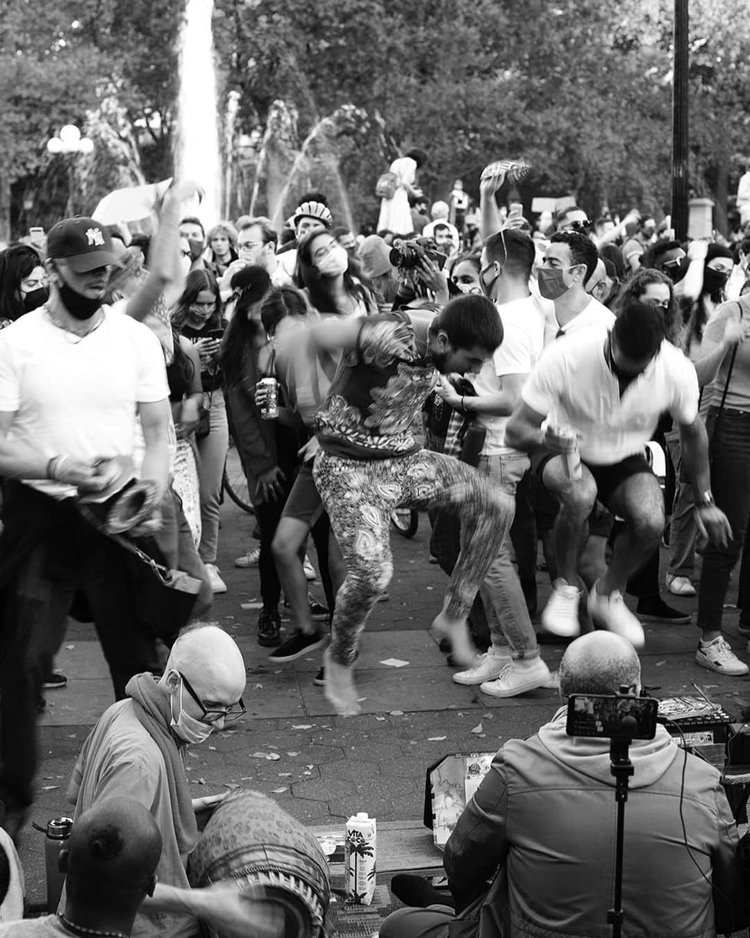 スコット・シューマンさんのインスタグラム写真 - (スコット・シューマンInstagram)「Scenes of a celebration! Washington Square Park NYC, 11/07/20」11月9日 1時26分 - thesartorialist