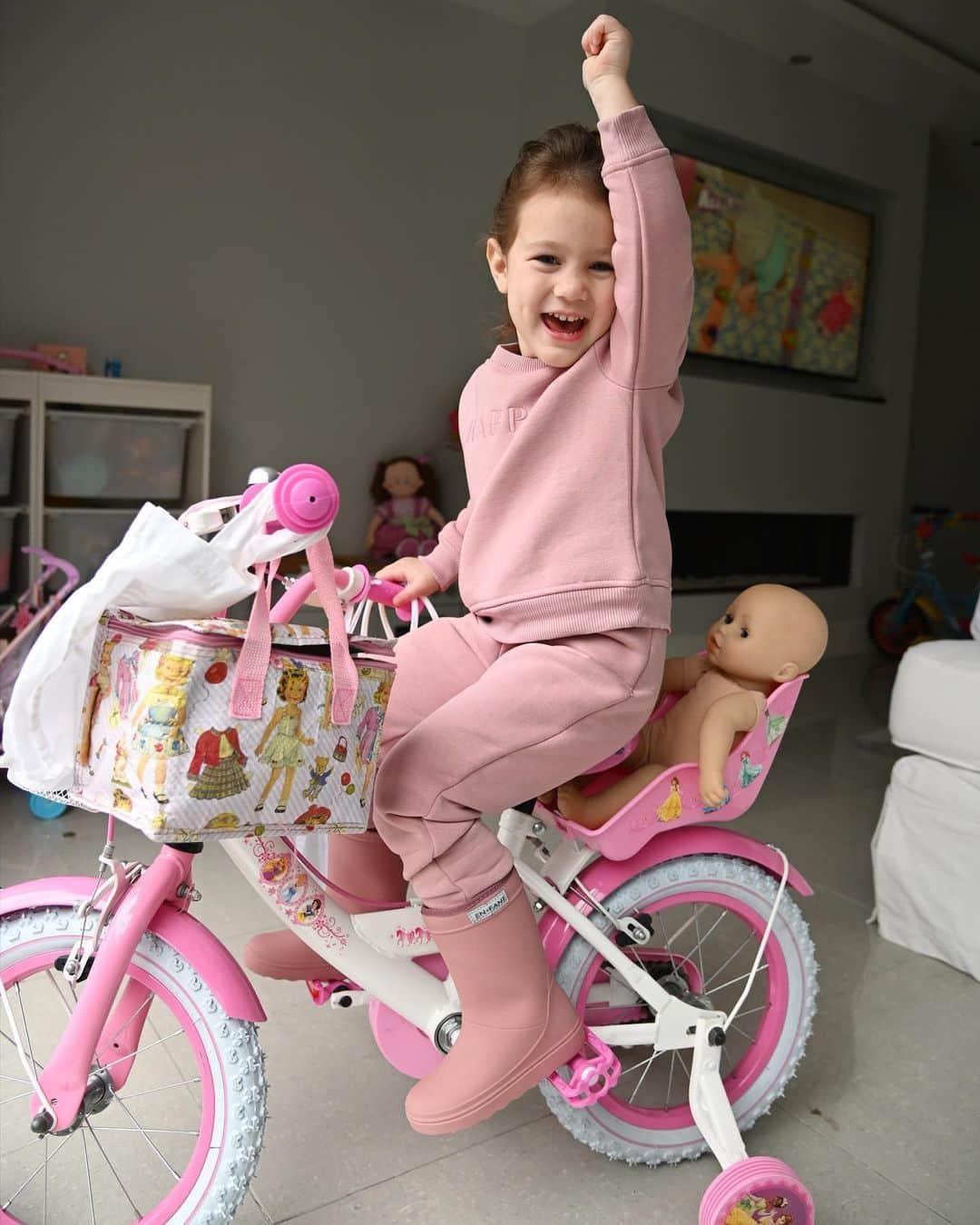 サム・フェアーズさんのインスタグラム写真 - (サム・フェアーズInstagram)「Yay! 3 more sleeps until she’s 3 🎂🎈 📸 i find it so funny how she loads up the bike 😅 ps she’s extra proud here as it’s only been the last couple of weeks she’s been able to really ride her bike with ease 👏 next mission - stabilisers off 👍  x」11月9日 1時40分 - samanthafaiers