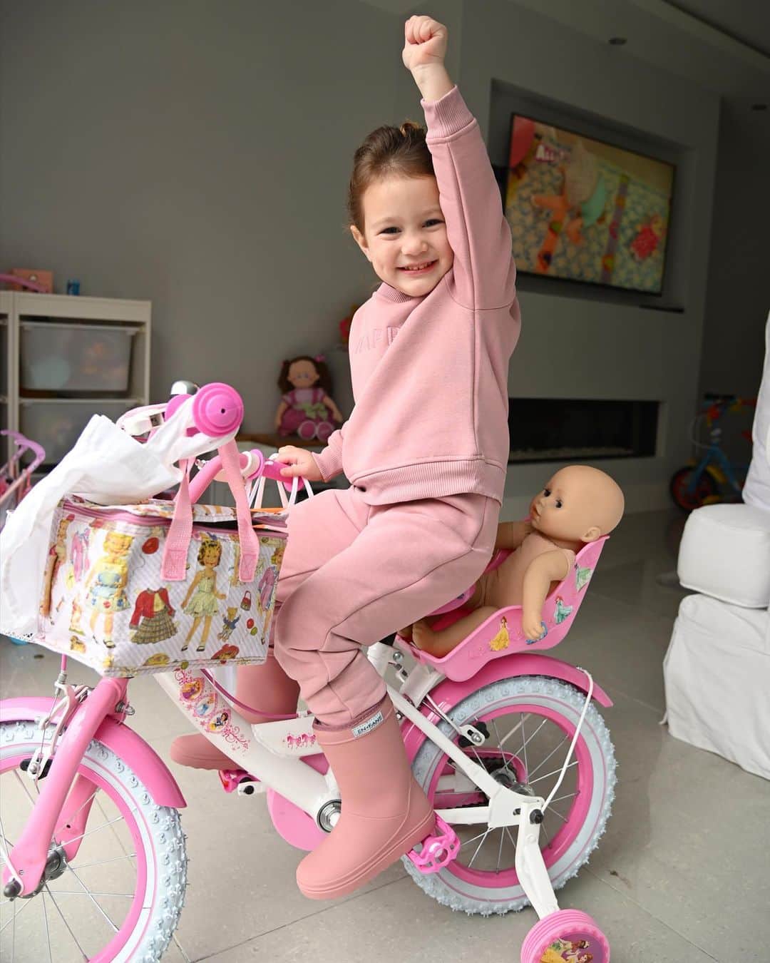 サム・フェアーズのインスタグラム：「Yay! 3 more sleeps until she’s 3 🎂🎈 📸 i find it so funny how she loads up the bike 😅 ps she’s extra proud here as it’s only been the last couple of weeks she’s been able to really ride her bike with ease 👏 next mission - stabilisers off 👍  x」