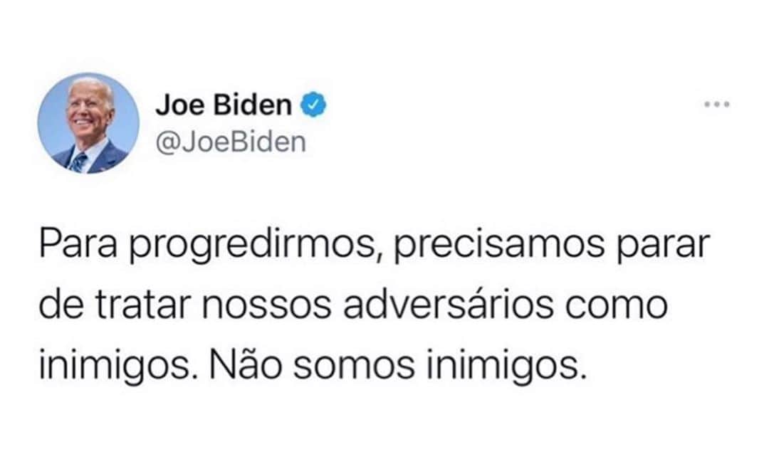 カロライナディークマンのインスタグラム：「porque quando pensamos diferente, vemos no outro um inimigo?  quando foi q paramos de somar nossas forças,  crescer com as divergências,  respeitar o outro do jeito q ele é? porque escrevemos coisas na internet simplesmente pra agredir alguém q muitas vezes, simplesmente não conhecemos? não vou parar de acreditar no revolução do amor.  q somos irmãos.  q precisamos nos apoiar, nos curar, evoluir juntos.  ainda q eu veja o quanto o caminho é longo, não deixarei de dar um passo sequer. ••••••••••••••••••••••••••••••••• essa frase da foto foi dita pelo presidente eleito dos estados unidos. vc pode não ter torcido por ele, não gostar dele ou do q ele representa. esqueça por um segundo QUEM disse e concentre-se no TEOR do q ele disse. ainda assim, vc discorda? pense nisso. um beijo;  bom domingo!」