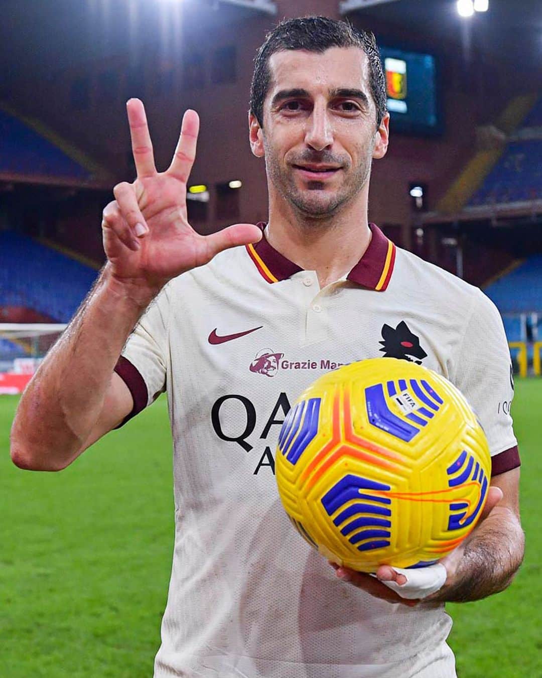 ASローマさんのインスタグラム写真 - (ASローマInstagram)「⚽️⚽️⚽️ How many ♥️s for the hat-trick 𝗛𝗘𝗥𝗢? 🦸‍♂️💛❤️ ⁣⁣ ⁣⁣ #ASRoma #GenoaRoma」11月9日 1時45分 - officialasroma