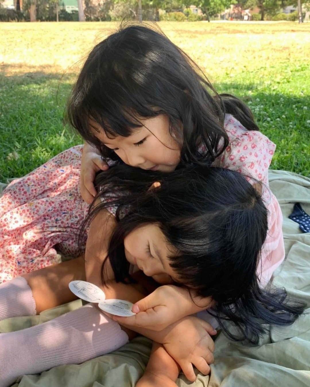 近藤麻理恵のインスタグラム：「Sister snuggles. 💕」