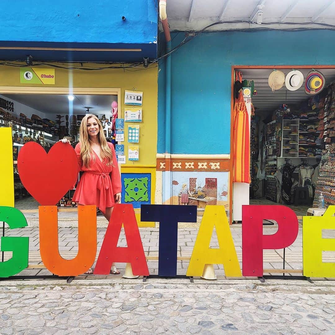 Nikki Leighさんのインスタグラム写真 - (Nikki LeighInstagram)「Embraceing color in #guatape ! 🎨🙌🧡 Pic1,2,3 or 4?! I loved this quaint little colorful town in Guatapé! The food was delicious and the vibe was welcoming. Its a beautiful and safe place to visit! Highly recommended!」11月9日 1時47分 - missnikkileigh