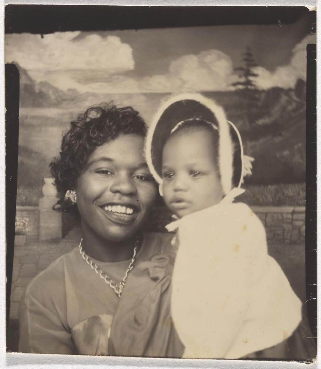 ニューヨーク近代美術館のインスタグラム：「In this historic moment, we’re sharing a remarkable trove of portraits taken from a single traveling photo booth. Considered as a whole, the collection forms a composite portrait of America.  People from all walks and stages of life sat in front of the camera—babies propped up in miniature chairs, groups of siblings, couples young and old—as the booth bounced around carnivals, amusement parks, and fairs across the Midwest and Southern United States from the 1930s to 1960s.  Over time the backdrop changes, although far less frequently than the faces of sitters and their fashions. Why the proprietor retained this archive is an open question. Then as today, these faces embody the incredible diversity and spirit of our country. #WeThePeople」
