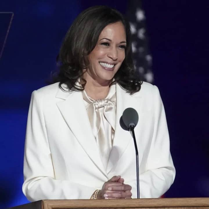Vogue Runwayさんのインスタグラム写真 - (Vogue RunwayInstagram)「On a night when Kamala Harris (@kamalaharris) made history on so many fronts, the vice president-elect chose a suffragette white pantsuit (by @carolinaherrera) for her first address to the nation—connecting her election to the fight for women’s rights.」11月9日 1時50分 - voguerunway