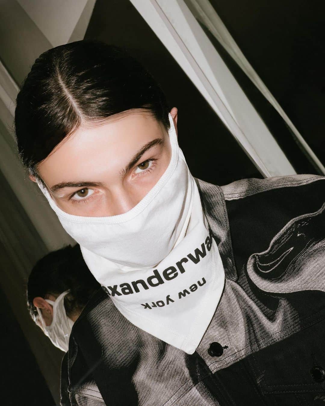 アレキサンダー・ワンのインスタグラム：「Mask 4 Mask.  Logo Bandana Mask 📸 @shadrinsky」