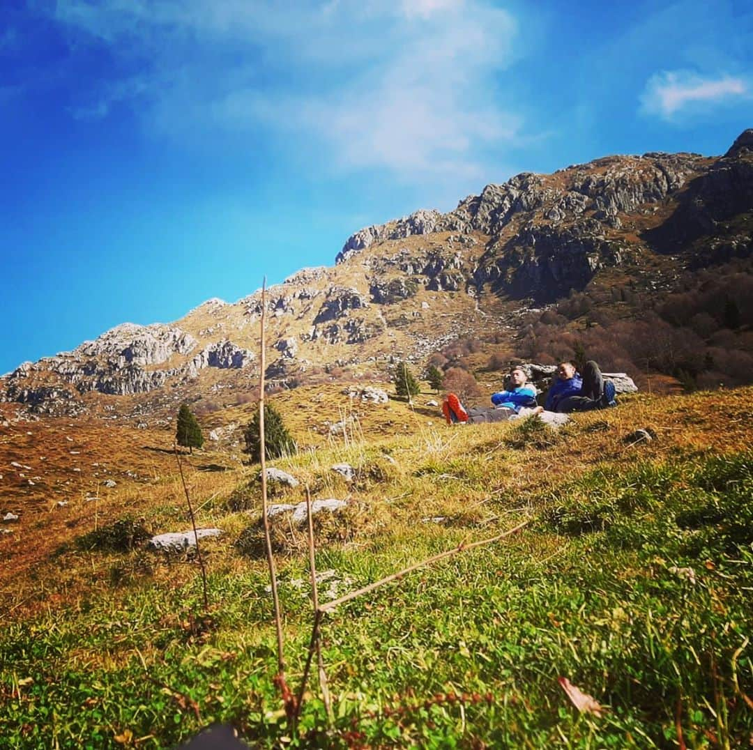 ジャニス・キャバニャのインスタグラム：「Come da piccolo... Domenica in montagna, vasca da bagno, 90 minuto e pizza.  Sola differenza... una signorina impaurita che ha deciso di condividere la mia strada. Per sempre!❤️」