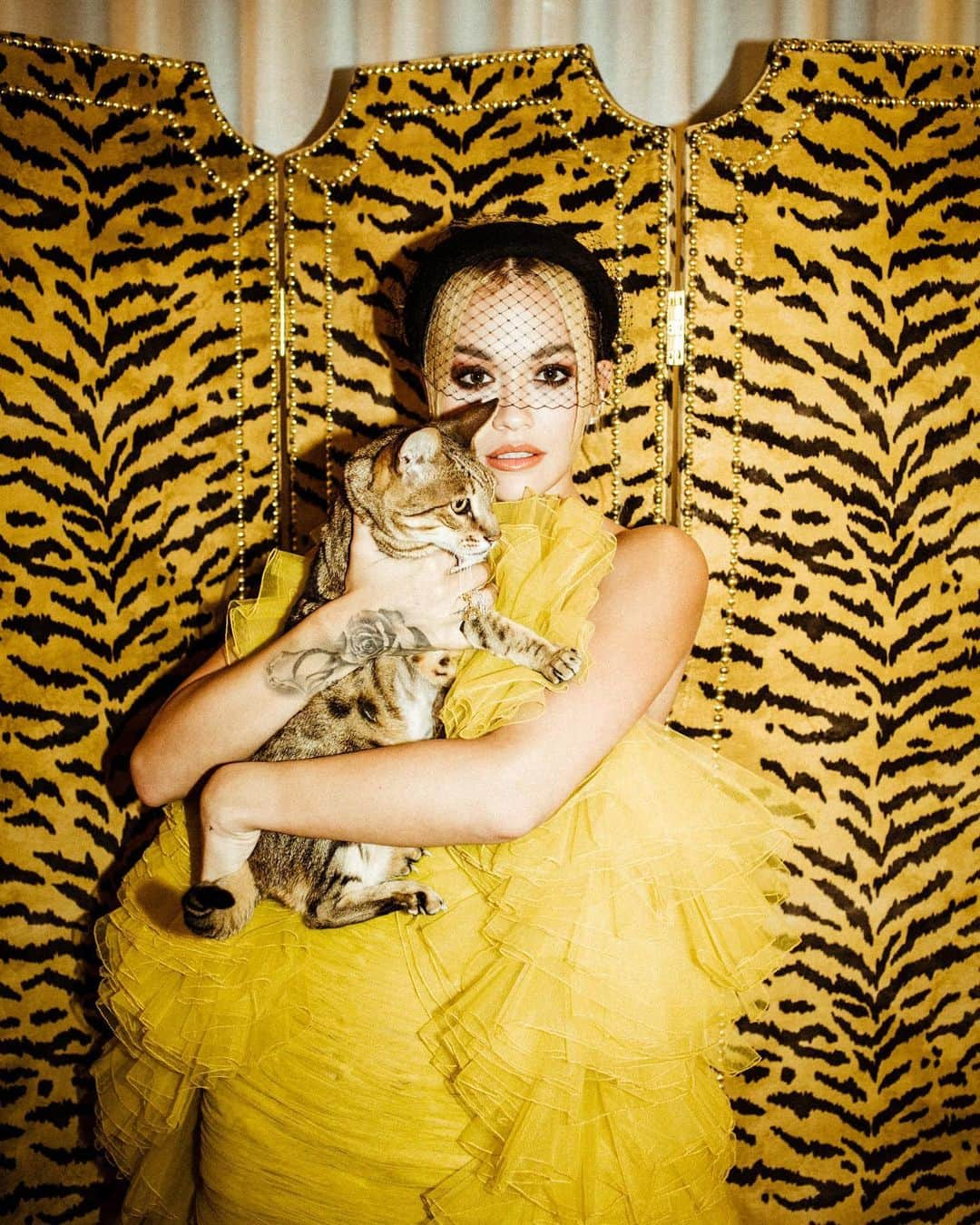 リタ・オラさんのインスタグラム写真 - (リタ・オラInstagram)「It’s #MTVEMA day!! ☀️✨🍯 swipe for 😻😻 watch on @mtvuk from 8pm ⚡️✨」11月9日 1時53分 - ritaora