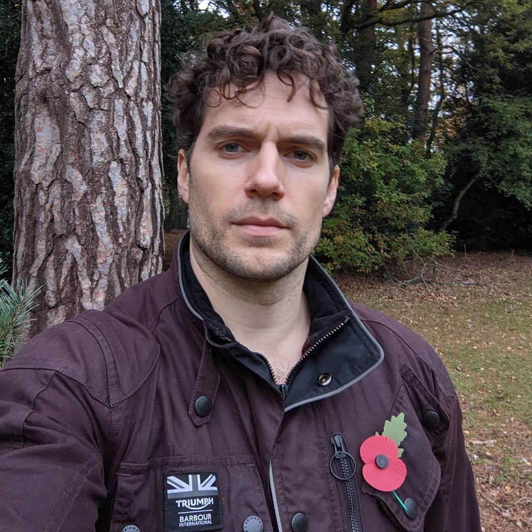 ヘンリー・カヴィルのインスタグラム：「In Flanders fields the poppies blow Between the crosses, row on row,  That mark our place; and in the sky   The larks, still bravely singing, fly Scarce heard amid the guns below.  We are the Dead. Short days ago We lived, felt dawn, saw sunset glow,  Loved and were loved, and now we lie   In Flanders fields.  Take up our quarrel with the foe:  To you from failing hands we throw   The torch; be yours to hold it high.    If ye break faith with us who die We shall not sleep, though poppies grow   In Flanders fields.  In Flanders Fields - John McCrae  #RemembranceSunday #LestWeForget」
