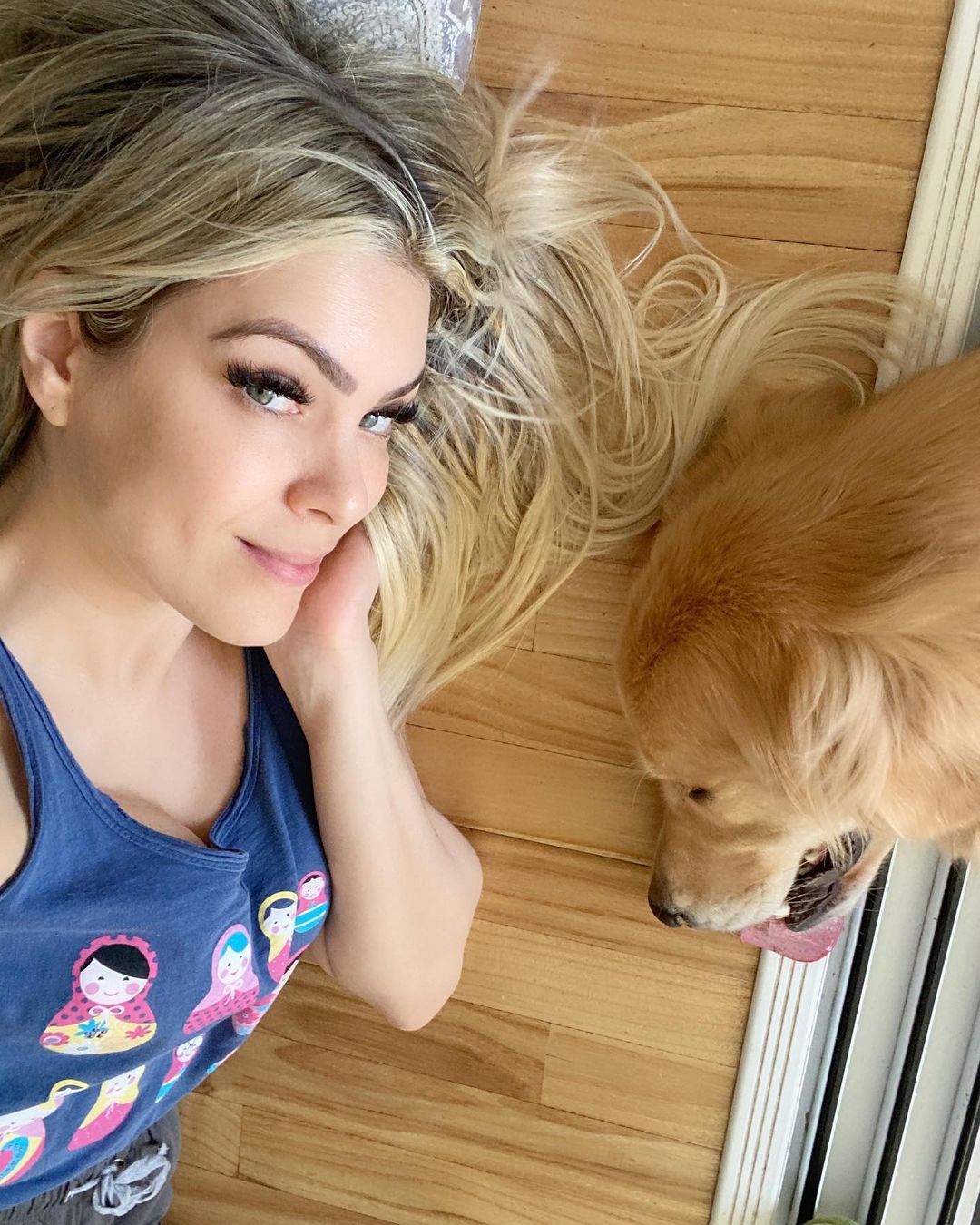 レナータ・ファンのインスタグラム：「Em casa, num Domingo é zero glamour ou arrumação! Até o cabelo ainda não penteei 😂😂!!! O #Messi veio do passeio e está acabado! Então fazemos companhia um para o outro até o papai @atilaabreu51 chegar e o jogo do Inter começar! Meu ideal de Domingo: descanso, tranquilidade e futebol! Não dá para reclamar! Aproveitem o dia com felicidade, a simplicidade é imbatível!✔️⚽️❤️🎈」