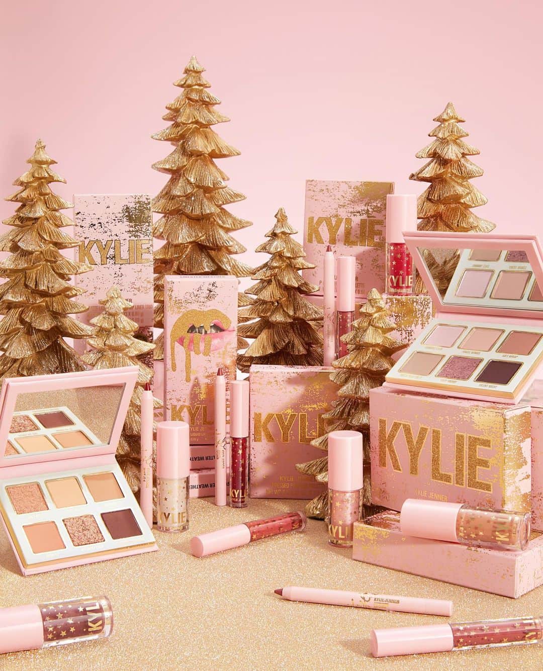 Kylie Cosmeticsさんのインスタグラム写真 - (Kylie CosmeticsInstagram)「Surprise! Shop our NEW @ultabeauty exclusive holiday collection now on Ulta.com and in stores 11.15 💕🎁 ⁠⠀ ⁠⠀ Collection Includes:⁠⠀ ✨ Mini Pressed Powder Palette Duo⁠⠀ ✨ Mini Matte Liquid Lipstick & Lip Liner Trio⁠⠀ ✨ Mini High Gloss Set ⁠⠀ ✨ Mini Sweater Weather Lip Kit」11月9日 2時02分 - kyliecosmetics