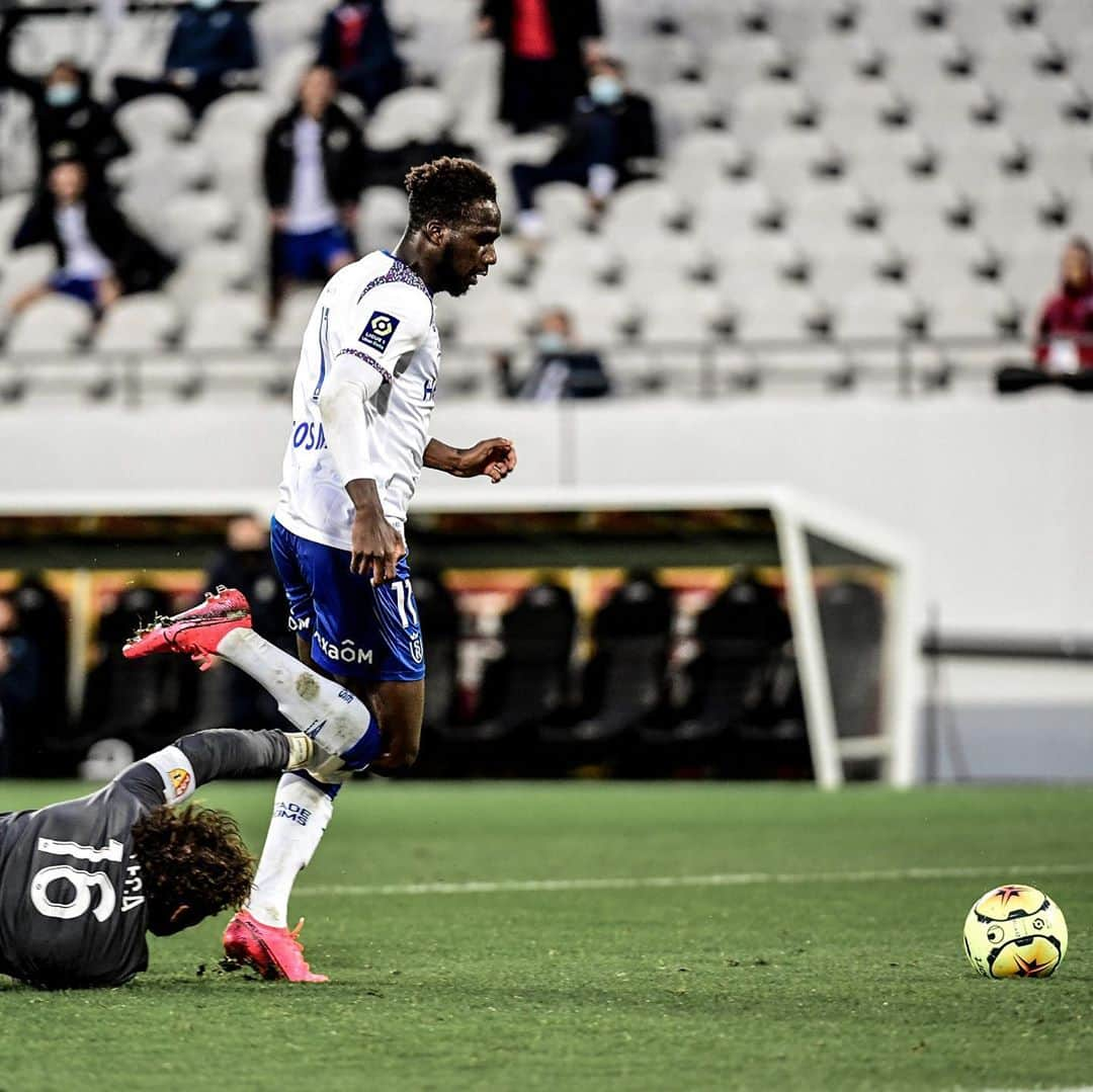 リーグ・アンさんのインスタグラム写真 - (リーグ・アンInstagram)「Le @rclens réalise une fin de match incroyable pour arracher le match nul contre le @stadedereims 💥  Lens stage an incredible comeback to get a draw against Reims!  #ligue1ubereats #rclens #stadedereims」11月9日 2時04分 - ligue1ubereats