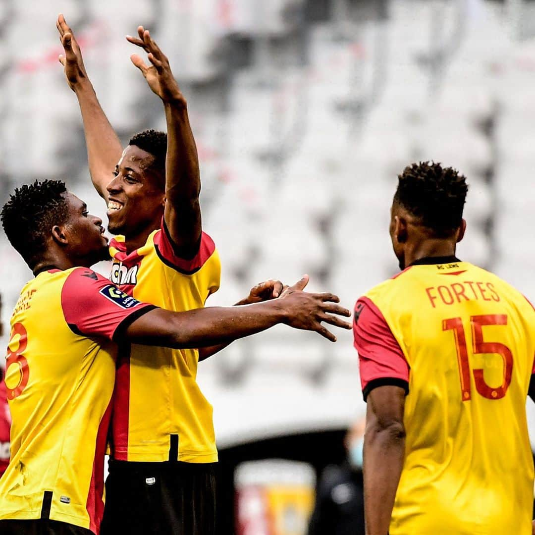 リーグ・アンさんのインスタグラム写真 - (リーグ・アンInstagram)「Le @rclens réalise une fin de match incroyable pour arracher le match nul contre le @stadedereims 💥  Lens stage an incredible comeback to get a draw against Reims!  #ligue1ubereats #rclens #stadedereims」11月9日 2時04分 - ligue1ubereats