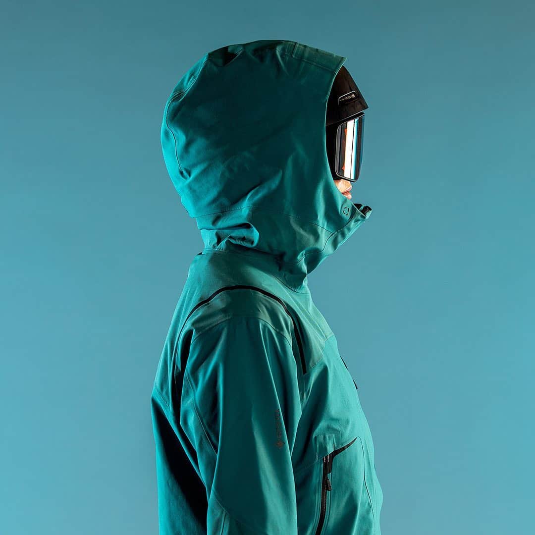 マウンテンハードウェアのインスタグラム：「Built to bridge between resort and backcountry, the Boundary Line™ is fully featured with an interior ski pass sleeve pocket, underarm zip vents that provide a versatile outlet for built-up heat, large chest pockets to store anything you need for a full day of riding, and more. Follow the post tags for full details.」